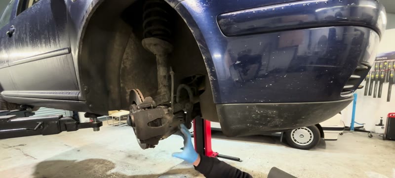 Undoing the 18mm lower arm bolts on the Mk4 Golf with the holding nut kept in place