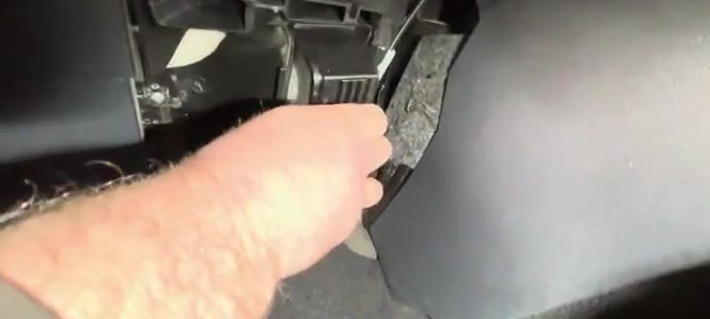Refitting the filter cover under the glove box of the VW Polo