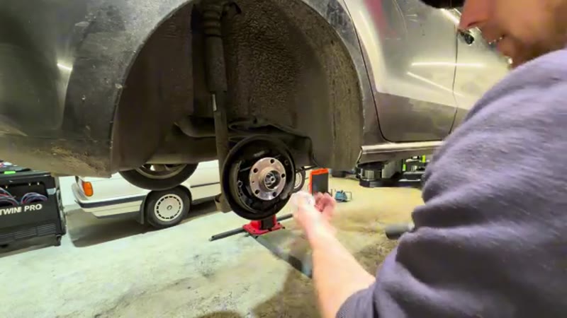 Removing the central hub nut with an impact gun on the VW Polo rear wheel bearing