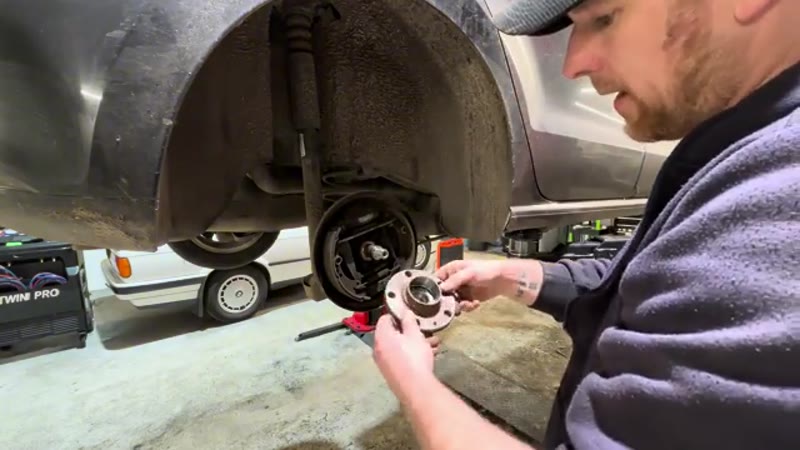 Inspecting the magnetic ring on the old VW Polo rear wheel bearing