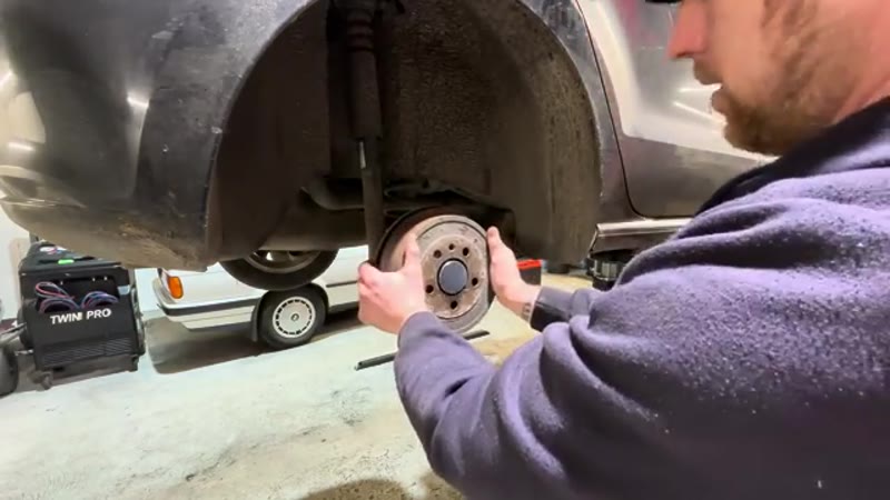 Refitting the brake drum onto the new rear wheel bearing of the VW Polo
