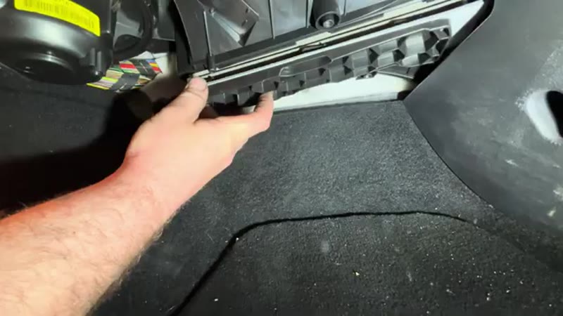 Removing the pollen filter housing cover on a VW Tiguan