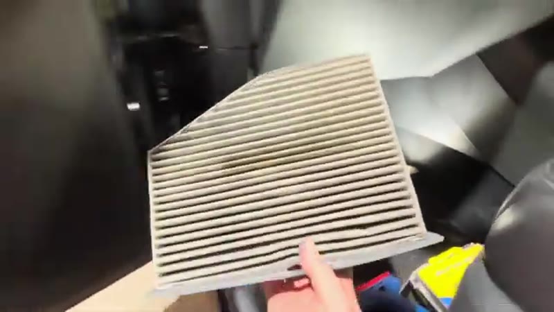 Checking the condition of the clogged pollen filter from the VW Tiguan