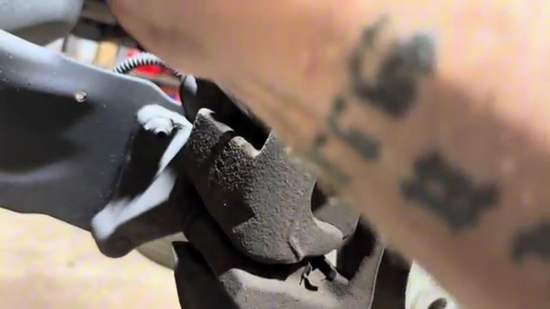 Pushing the caliper piston back with a screwdriver on the VW Tiguan rear brake